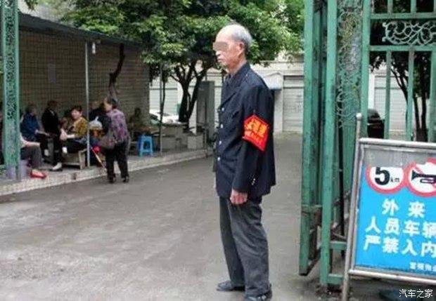 60岁看门大爷清晨猝死,儿子当街暴打儿媳:都是你害的!