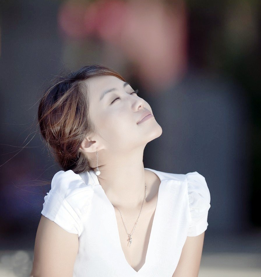 光影下的素雅温情成熟美女