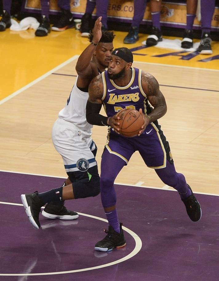 时隔三个赛季,詹姆斯再次带上发带打比赛|发带|詹姆斯|赛季_新浪新闻