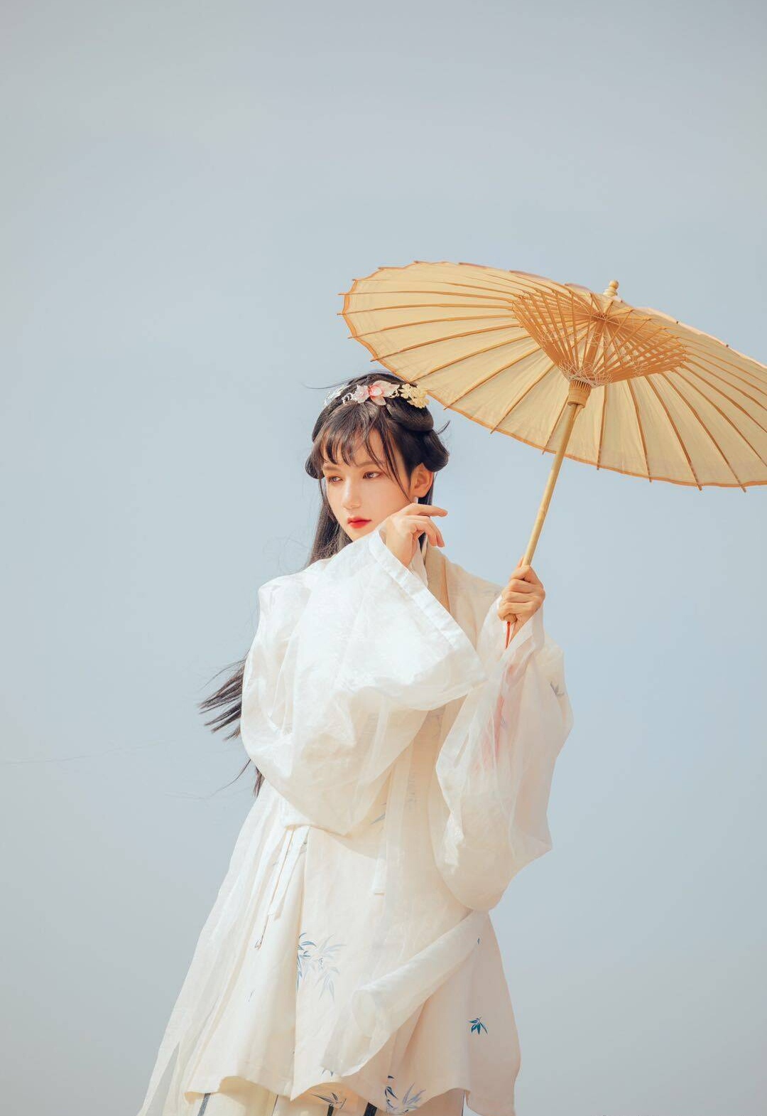 lol女装大佬sneaky剃光头了这是觉得粉丝眼神不好吧