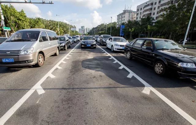 这种车道千万别乱走,否则会被扣分的