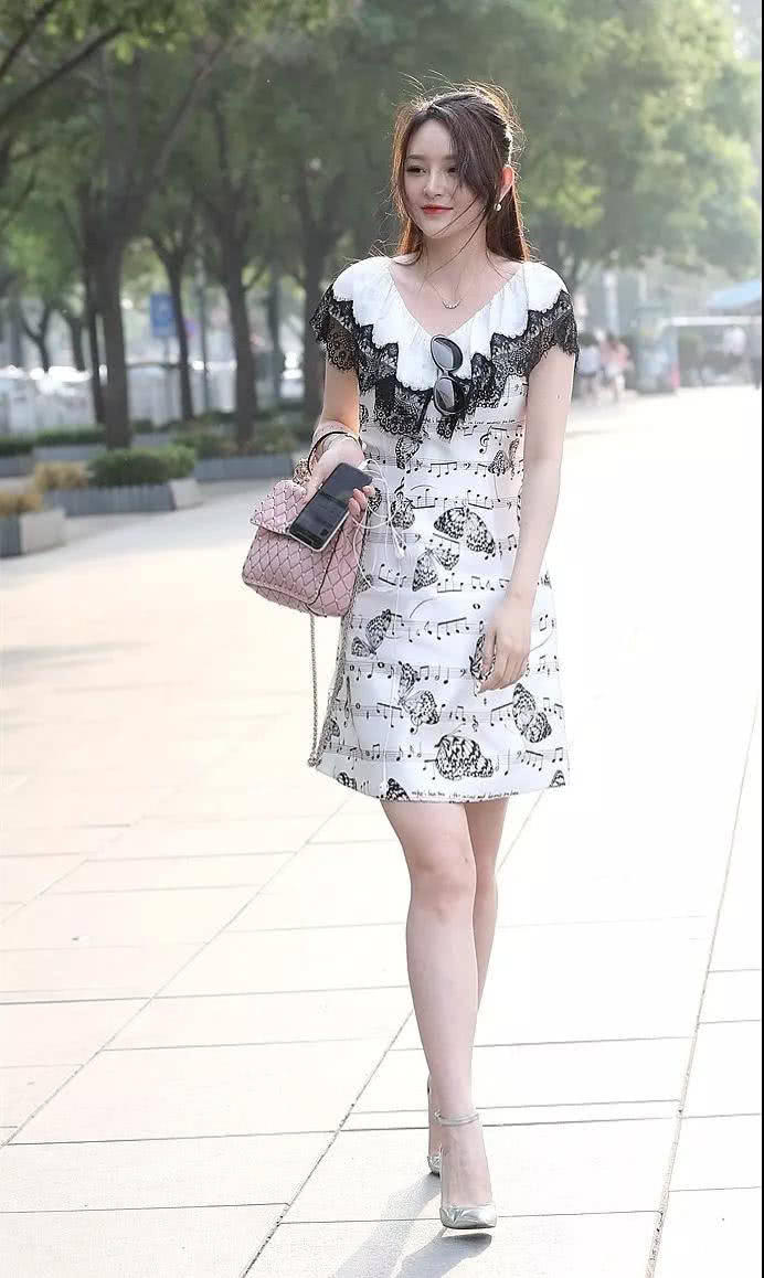 美女街拍教你如何将身材比例凸显出来让修长的美腿更加修长