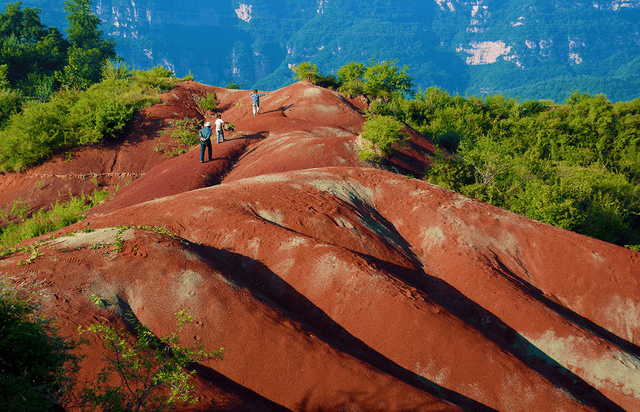 山西有个红沙岭, 满山沙石全是红色, 太惊艳了!