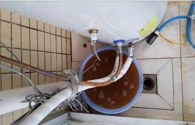 倒出半盆水垢,原来一直拿污水洗澡|热水器|水垢|排污口_新浪新闻