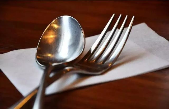 如果没有用餐完毕,就把刀叉摆成八字形状,就能避免牛排被收走