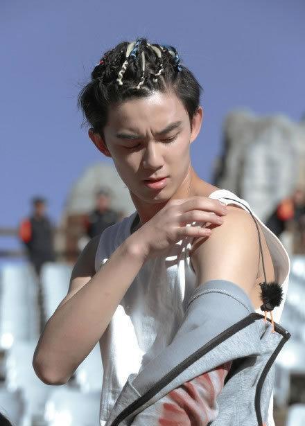 男生扎起小辫子