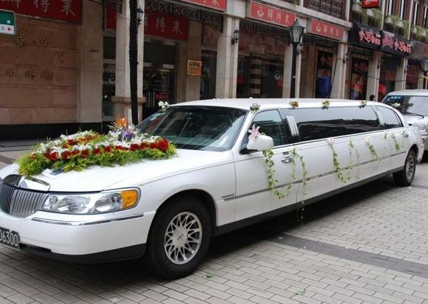 小伙请加长林肯当婚车,目睹车内一瞬间,小伙顿时懵了