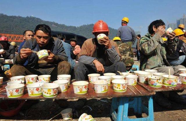 农民工吃午餐,这样的"美味"你吃得下去吗?太心酸!