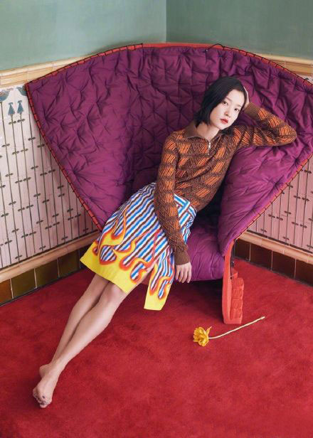 名模杜鹃现身机场,身穿牛仔表情清冷,网友却看不下去:好随便