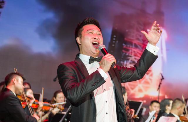 都江堰撤县建市三十周年 川音高颜值实力派歌唱家雍建军唱响灌县