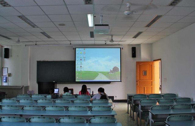 现代人都已经看上巨屏电视啦!