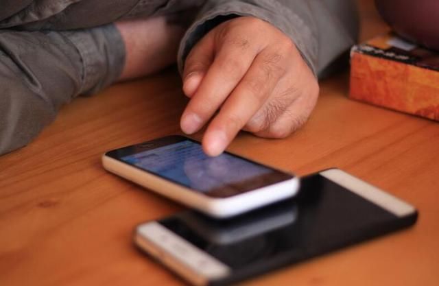 长时间玩手机可能导致口臭!