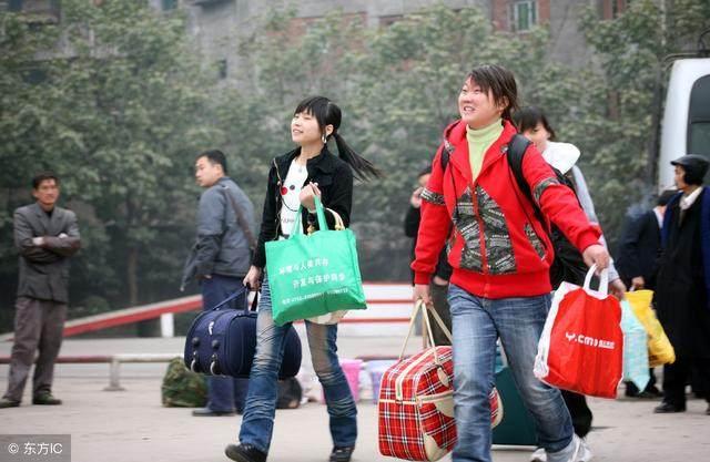 富士康的打工妹去相亲,无意中看到他手机上的话,她起身把账结了