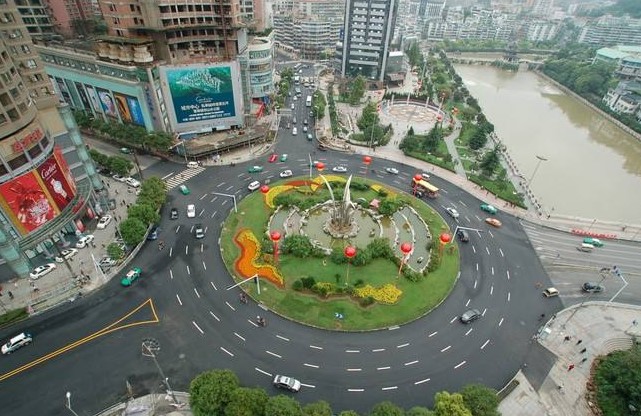 进入环岛前后应该如何使用方向灯