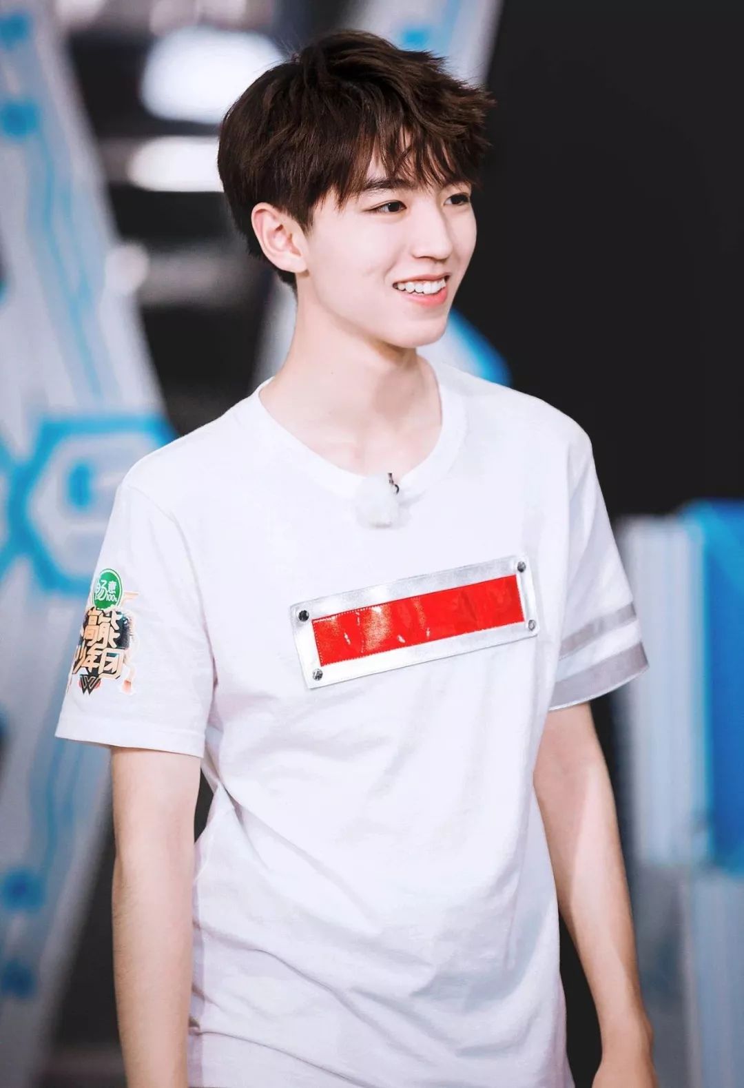 王俊凯只要把额头露出来就会暴露发际线,发际线的形状很耐看