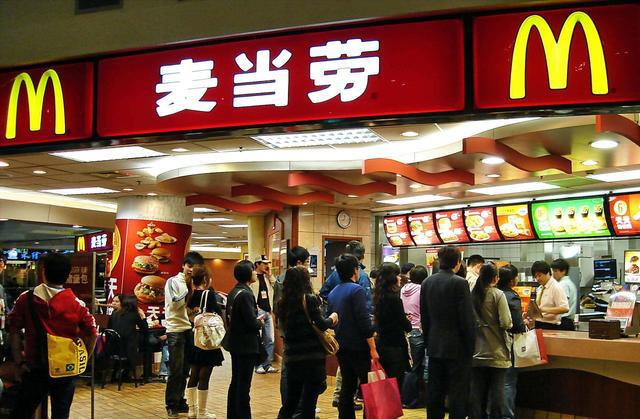 不过麦当劳表示,与其他家店将可乐放进塑料罐不一样,于麦当劳是将可乐