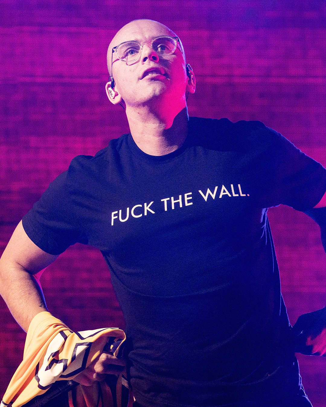 美国说唱歌手logic在表演时穿上了老詹的湖人23号球衣!