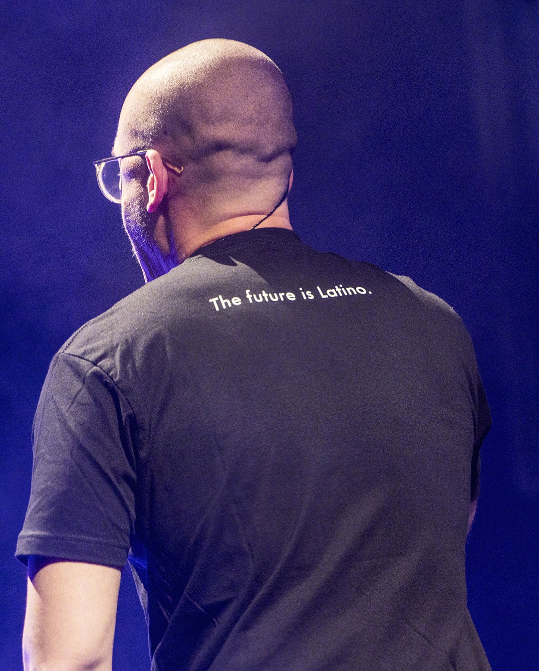 美国说唱歌手logic在表演时穿上了老詹的湖人23号球衣!