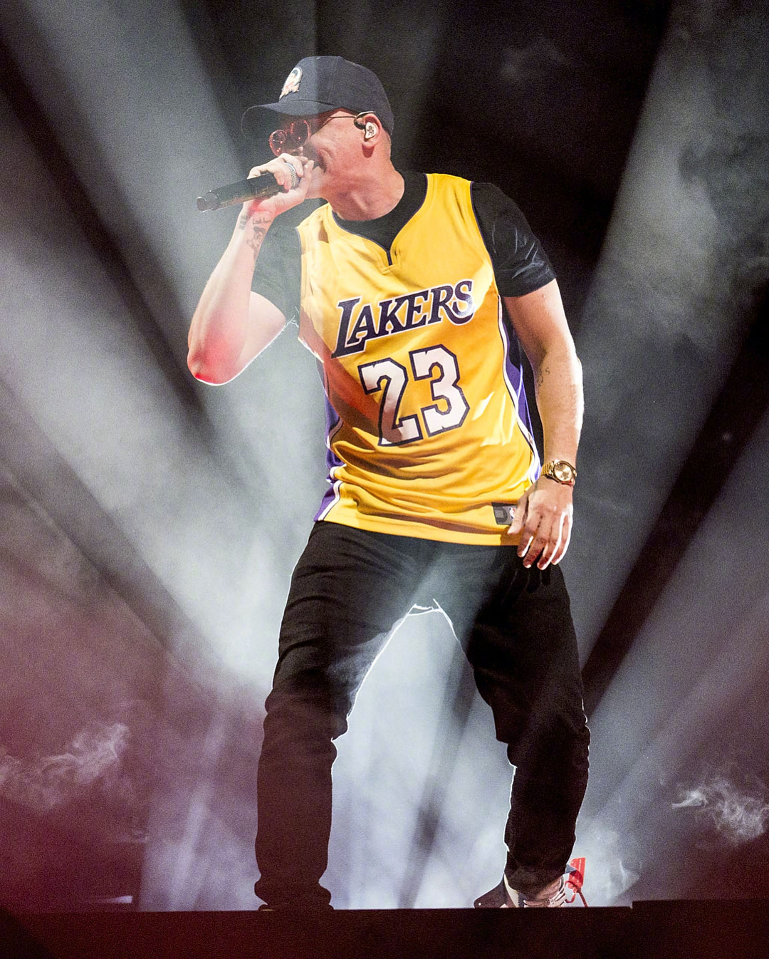 美国说唱歌手logic在表演时穿上了老詹的湖人23号球衣!