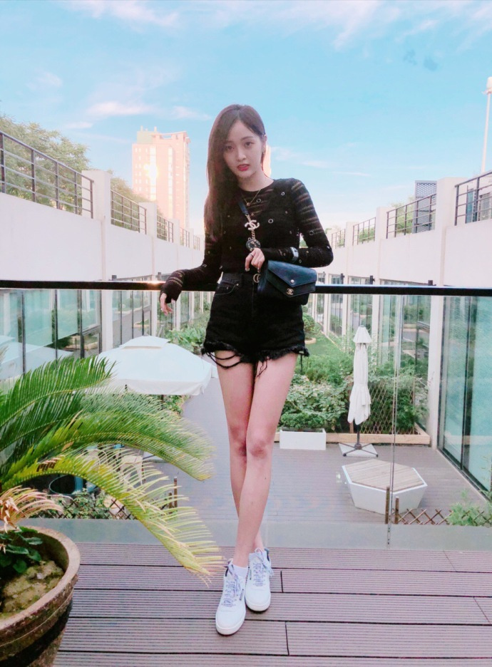 吴宣仪微博晒自拍照,一身黑色穿搭,秀长腿!