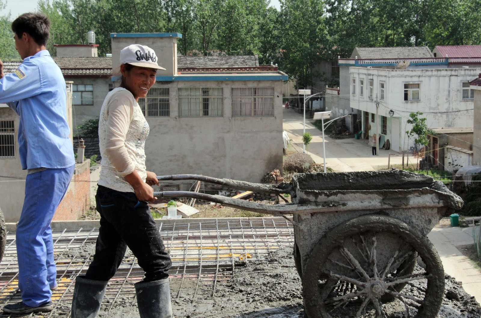 实拍农村工地上的母亲 让人看哭了