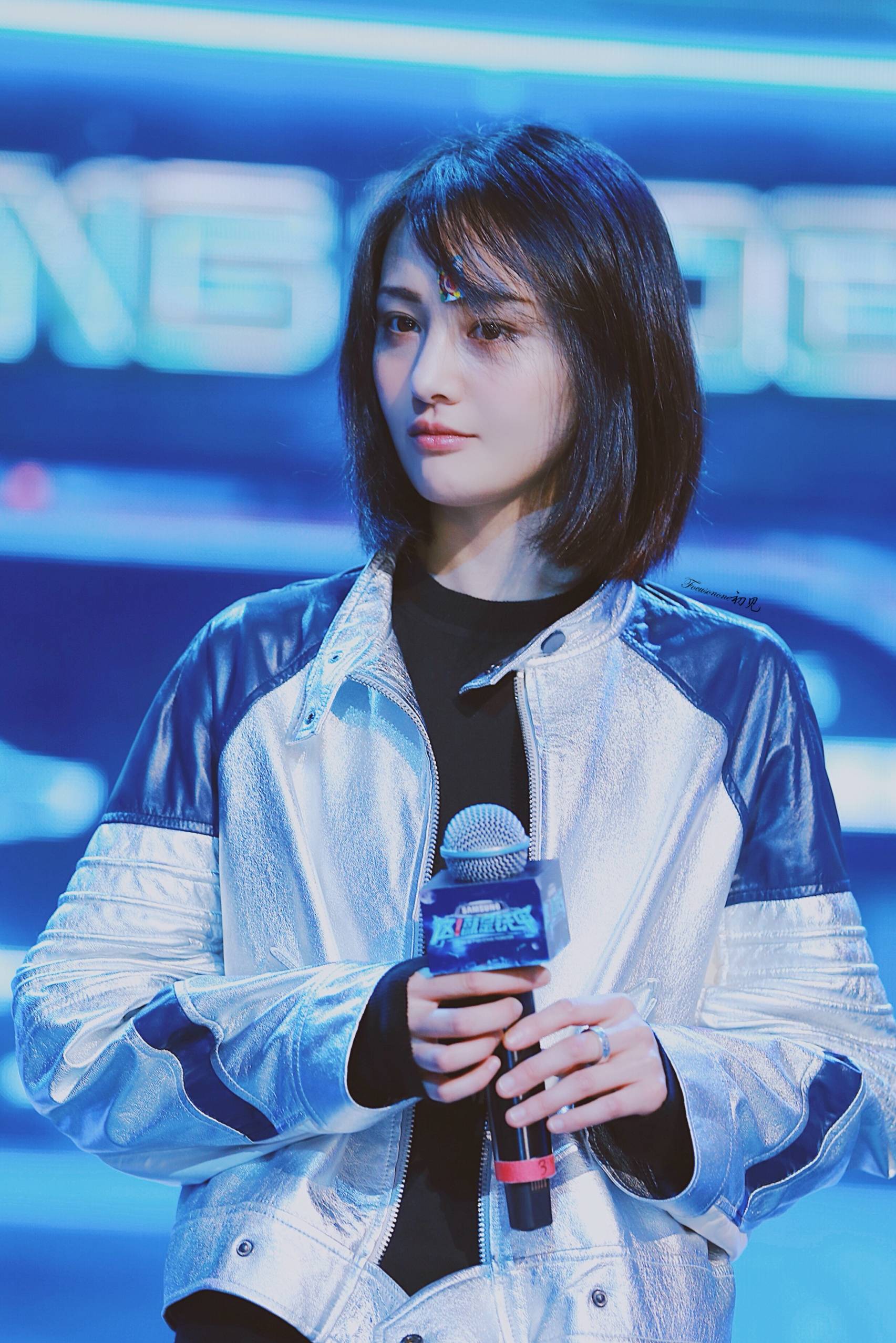 郑爽贴痘痘贴出席活动,小表情可爱呆萌,这样的小仙女你们喜欢吗