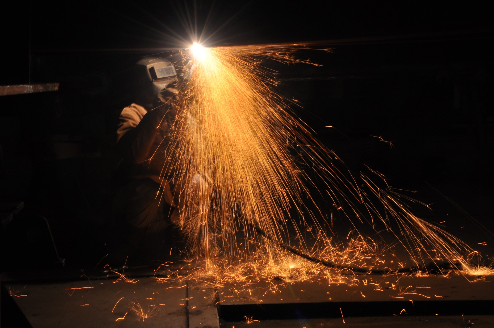 日薪280 船厂电焊工的独白 只要家人过得好 苦点累点都值得