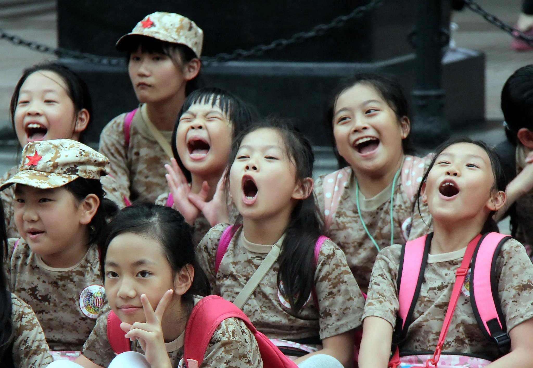 三十多度的北京城一群夏令营童子军小朋友汗流街头惹人疼