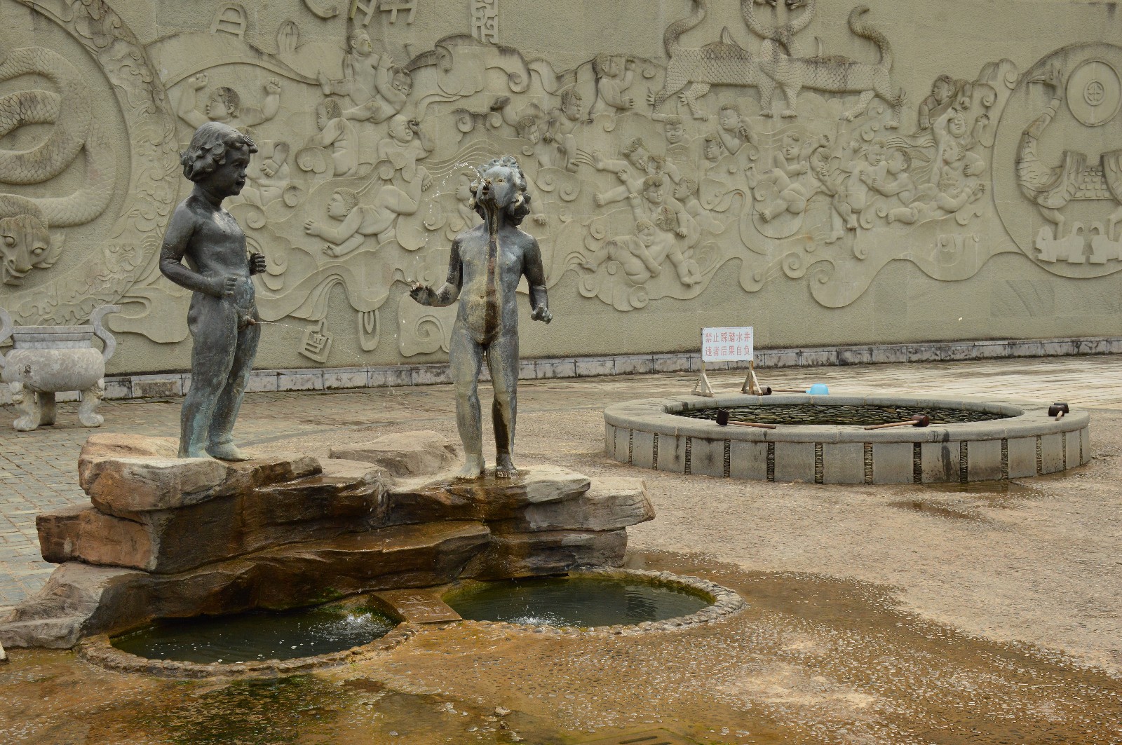 能生双胞胎的神秘井水 引游客争相取水喝|双胞胎|井水|墨江_新浪新闻