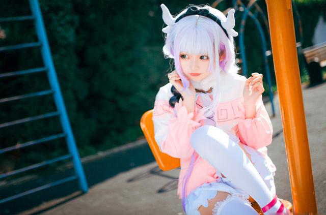 紫色的头发扮演二次元动漫人物,可爱的眼睛