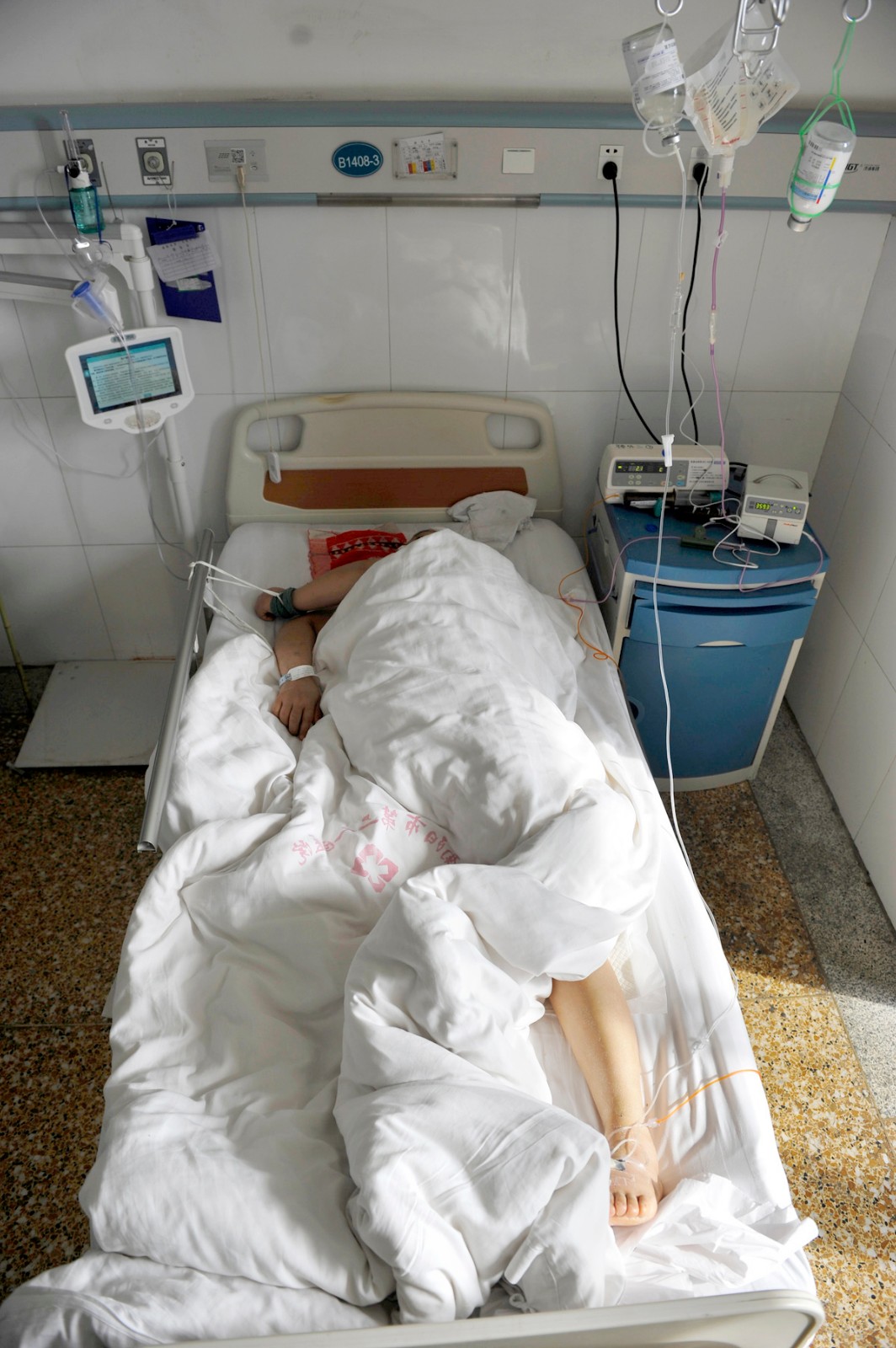 为摆脱家暴净身出户今突发重症昏迷不醒10岁女泣诉救救她