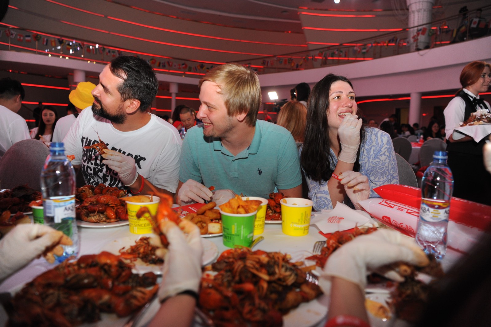 线下试吃活动上,中外球迷之间还进行了吃小龙虾比赛,面对吃小龙虾的"