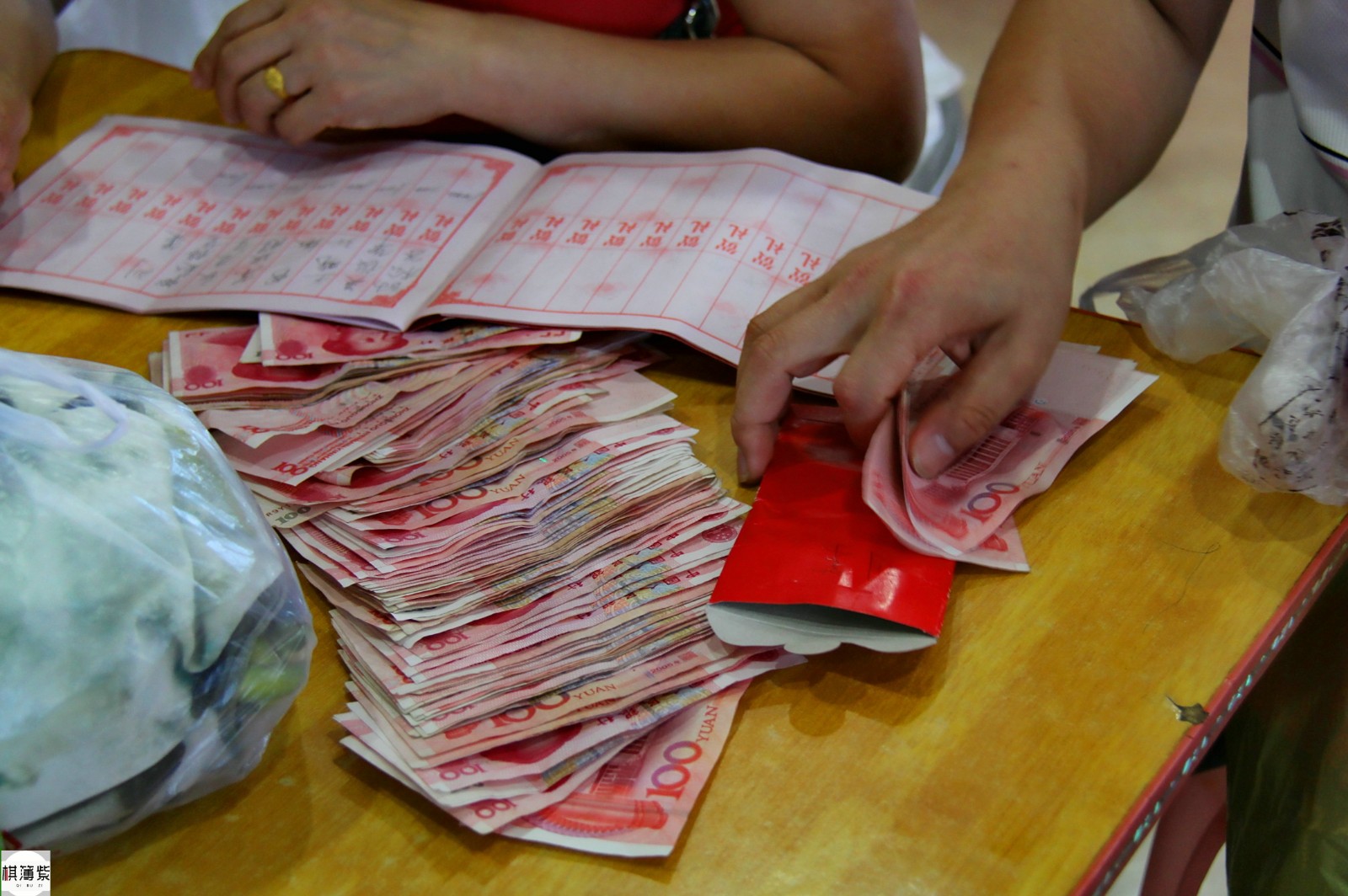 东北海边婚宴100元随礼随便吃,280碗米饭摞成"山"