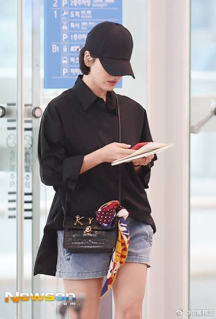 宋慧乔戴棒球帽穿黑衬衫搭配牛仔短裤现身机场,素颜出镜依旧很美