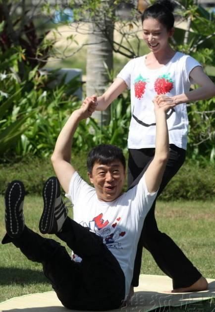 林志玲教黄渤做瑜伽,女神弯腰时,黄渤的行为让众人点赞!