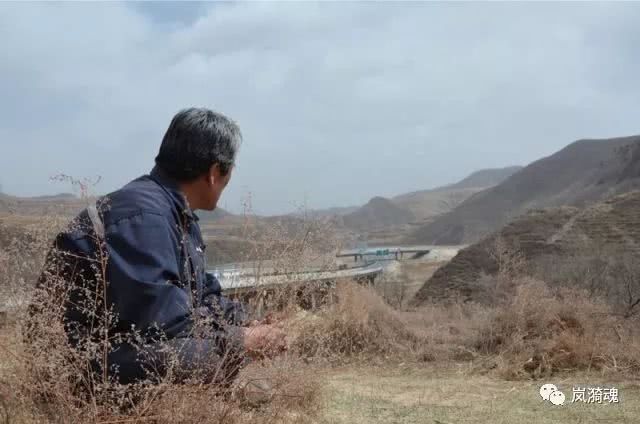 岢岚县鸡儿墕村,四面环山,不仅美,而且奇