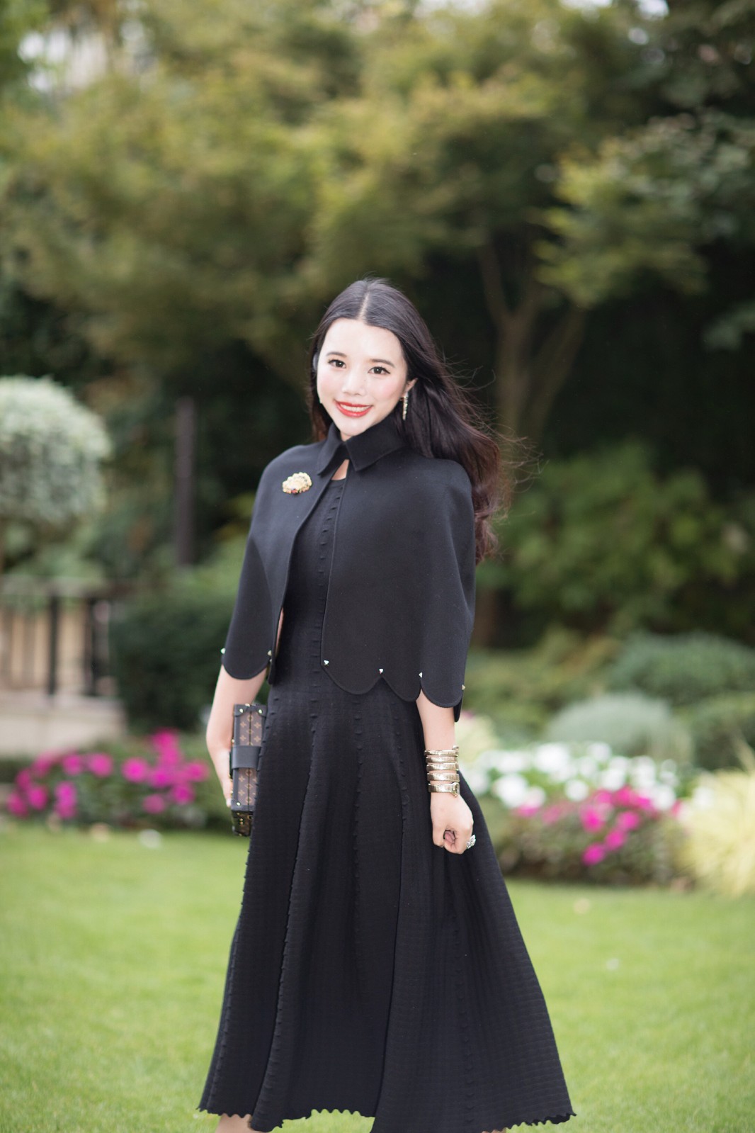 余晚晚淑女范亮相巴黎lv秀 花瓣披肩配长裙秀发飞扬