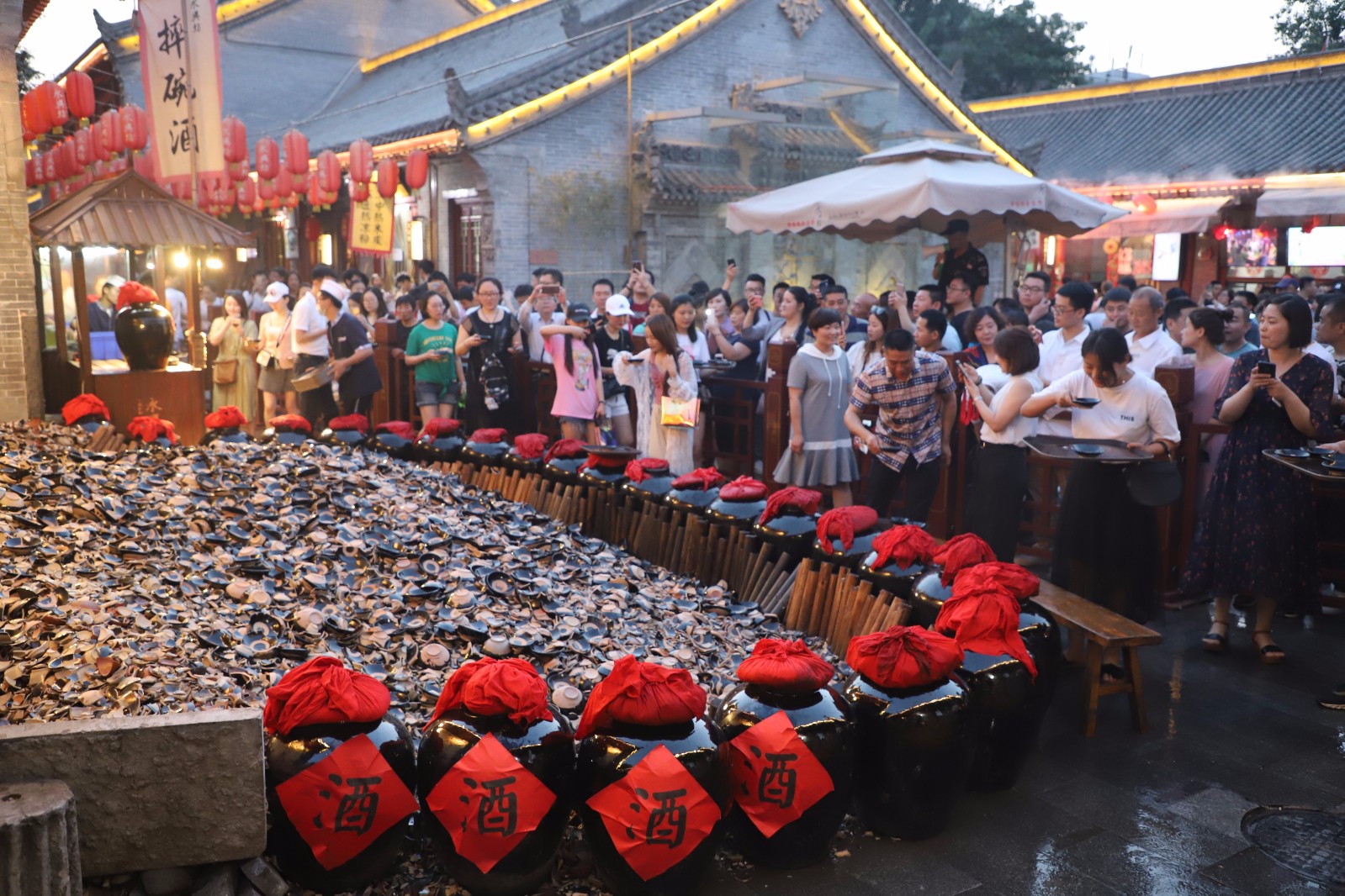 从一碗一碗摔,到现在的十碗十碗摔,西安永兴坊的摔碗酒可算是出尽了风