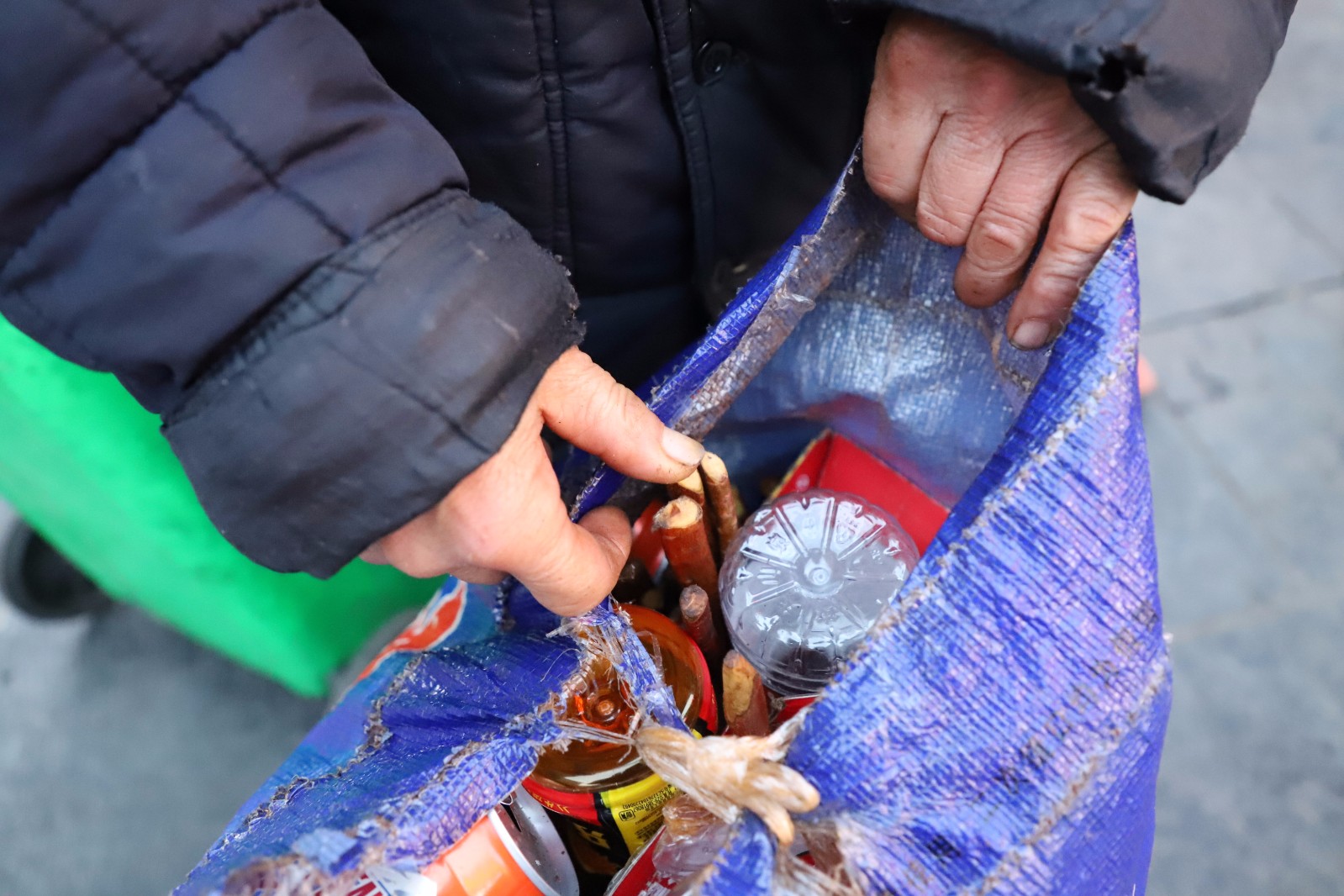独居老人捡矿泉水瓶最多一天挣10元 为省钱每天吃馒头_新浪看点