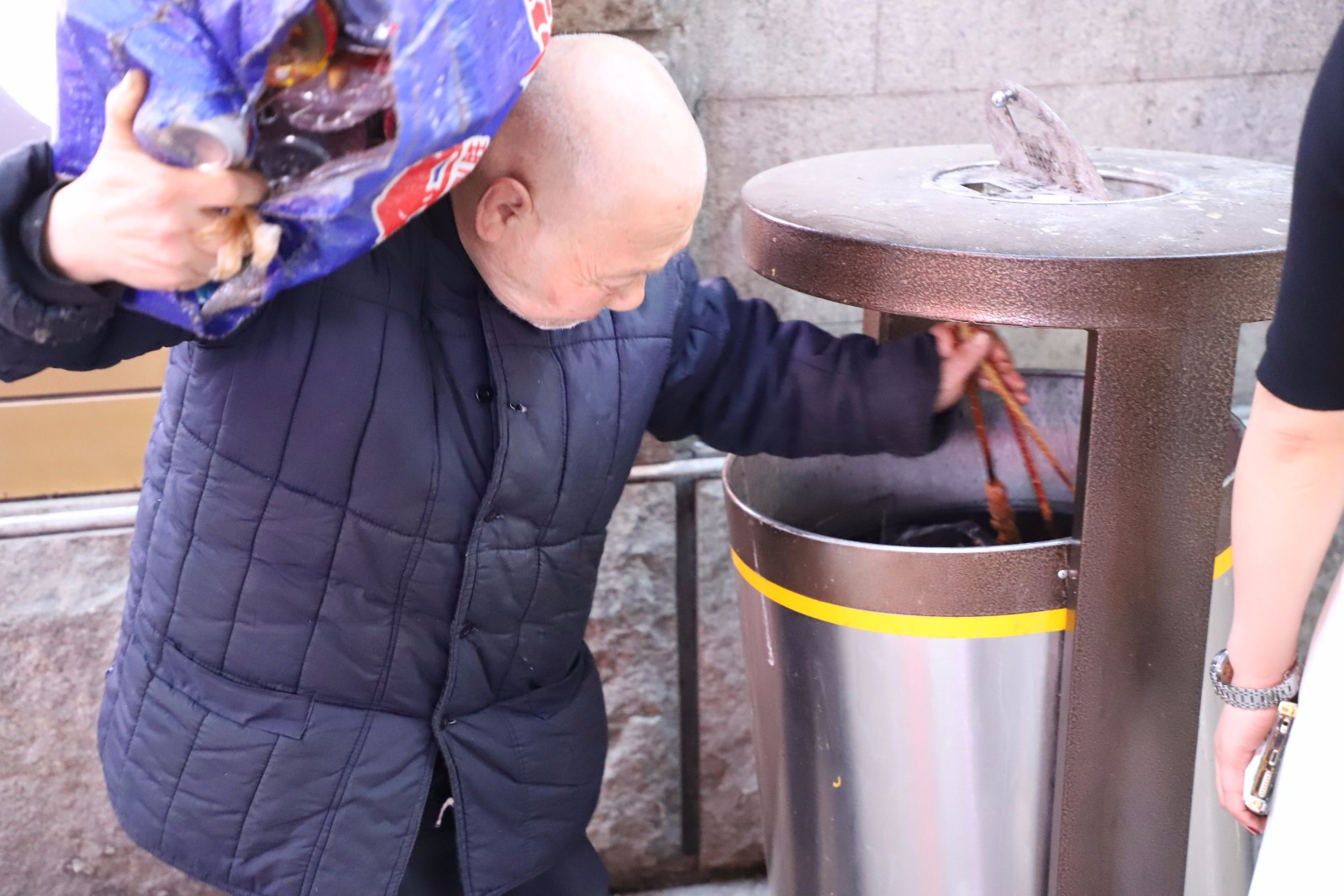 独居老人捡矿泉水瓶最多一天挣10元 为省钱每天吃馒头_新浪看点