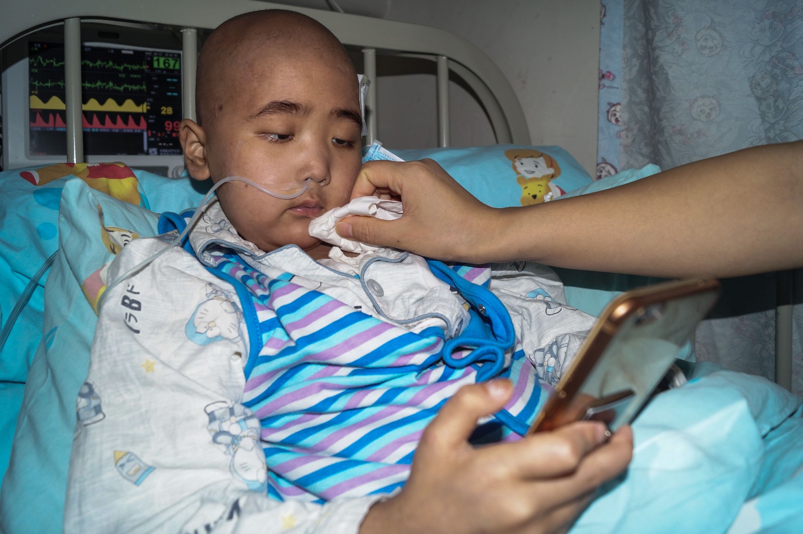 昏迷男童靠美食小视频唤醒,口水一地,皮排无钱治疗仅凭药水擦