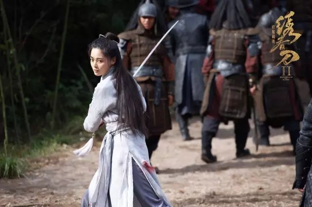 就让人眼前一亮,一身素衣,浑身没有任何多余的点缀,在月光竹林中,一手