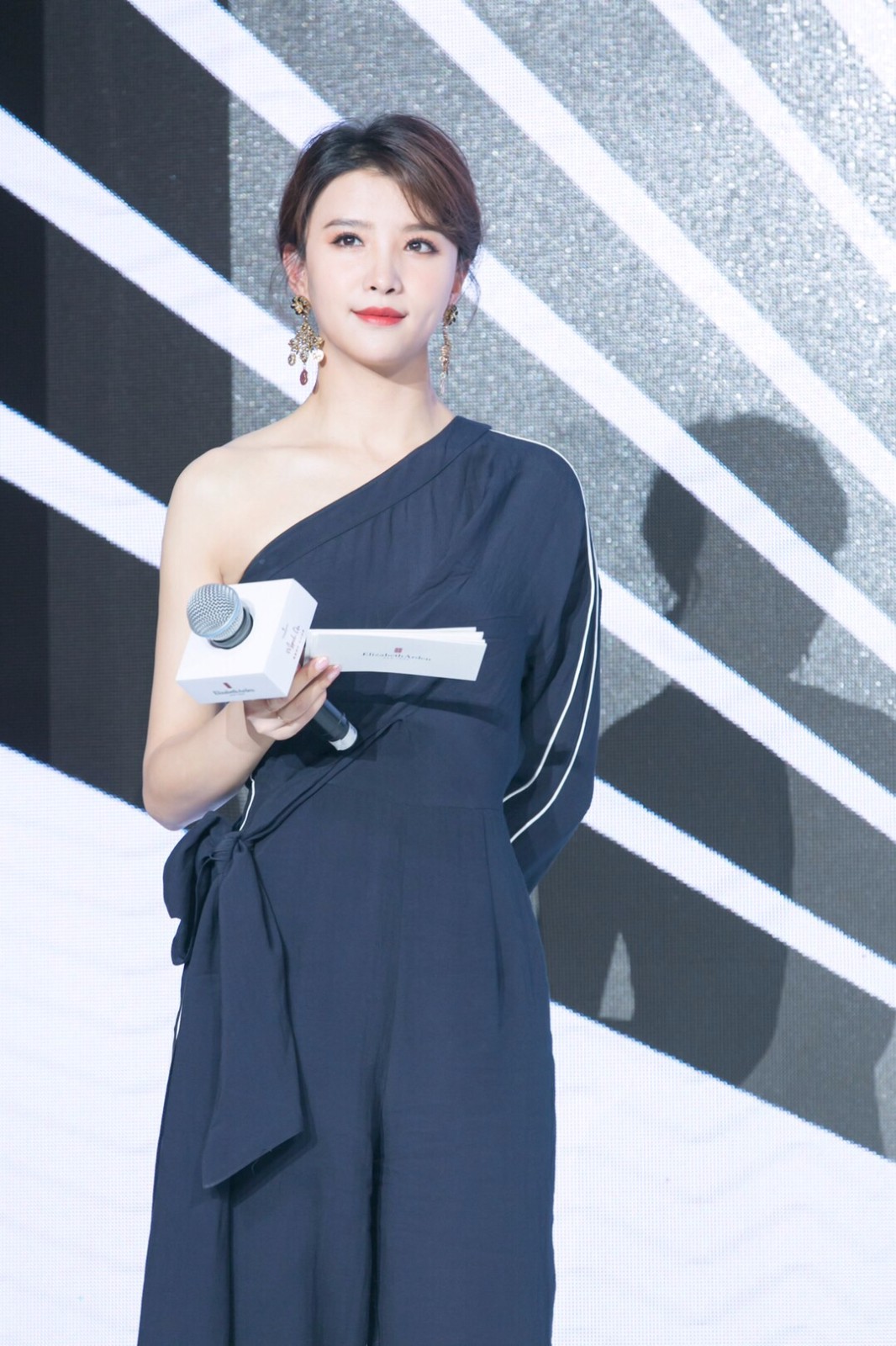 张杨果而露肩造型惊艳发布会牵手顶级品牌渐成时尚界新宠