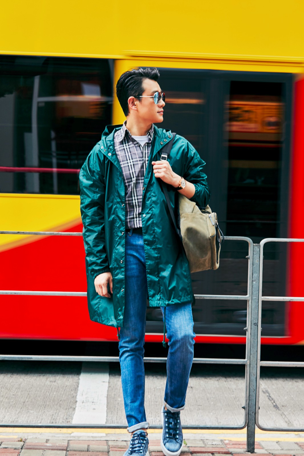 佟大为香港街拍大片曝光 潮味型男玩转春末云杉绿