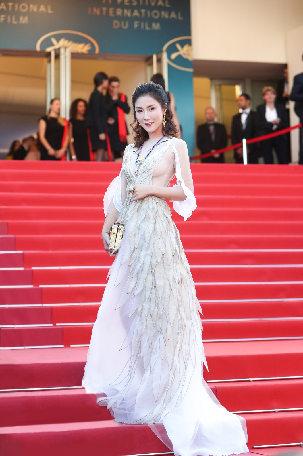 图:宝姐(赵艺)亮相戛纳电影节闭幕式红毯砥砺前行续写珠宝传奇作为