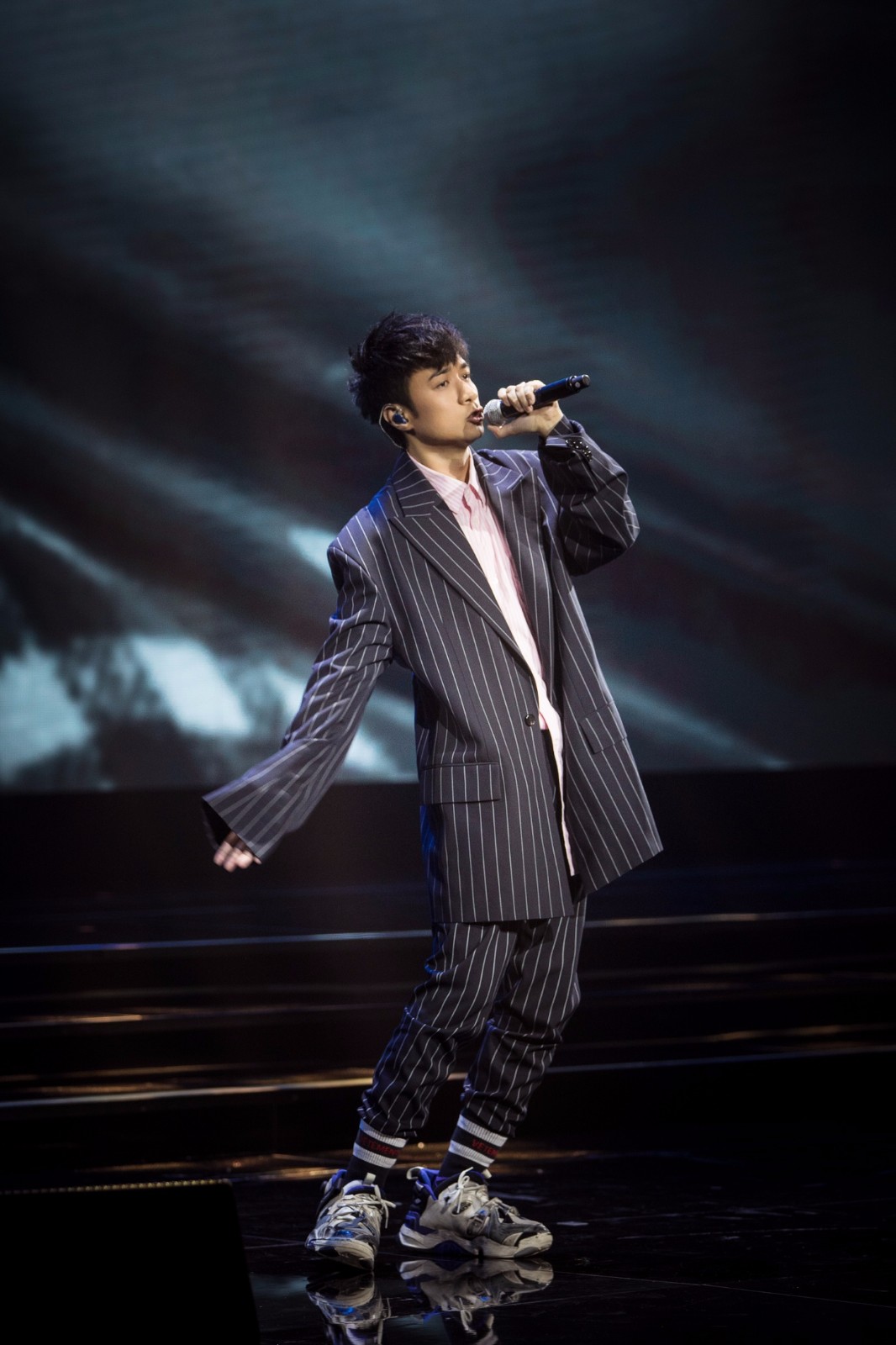 古巨基出席微博电影之夜献唱《当年情》 重温经典电影的黄金时代