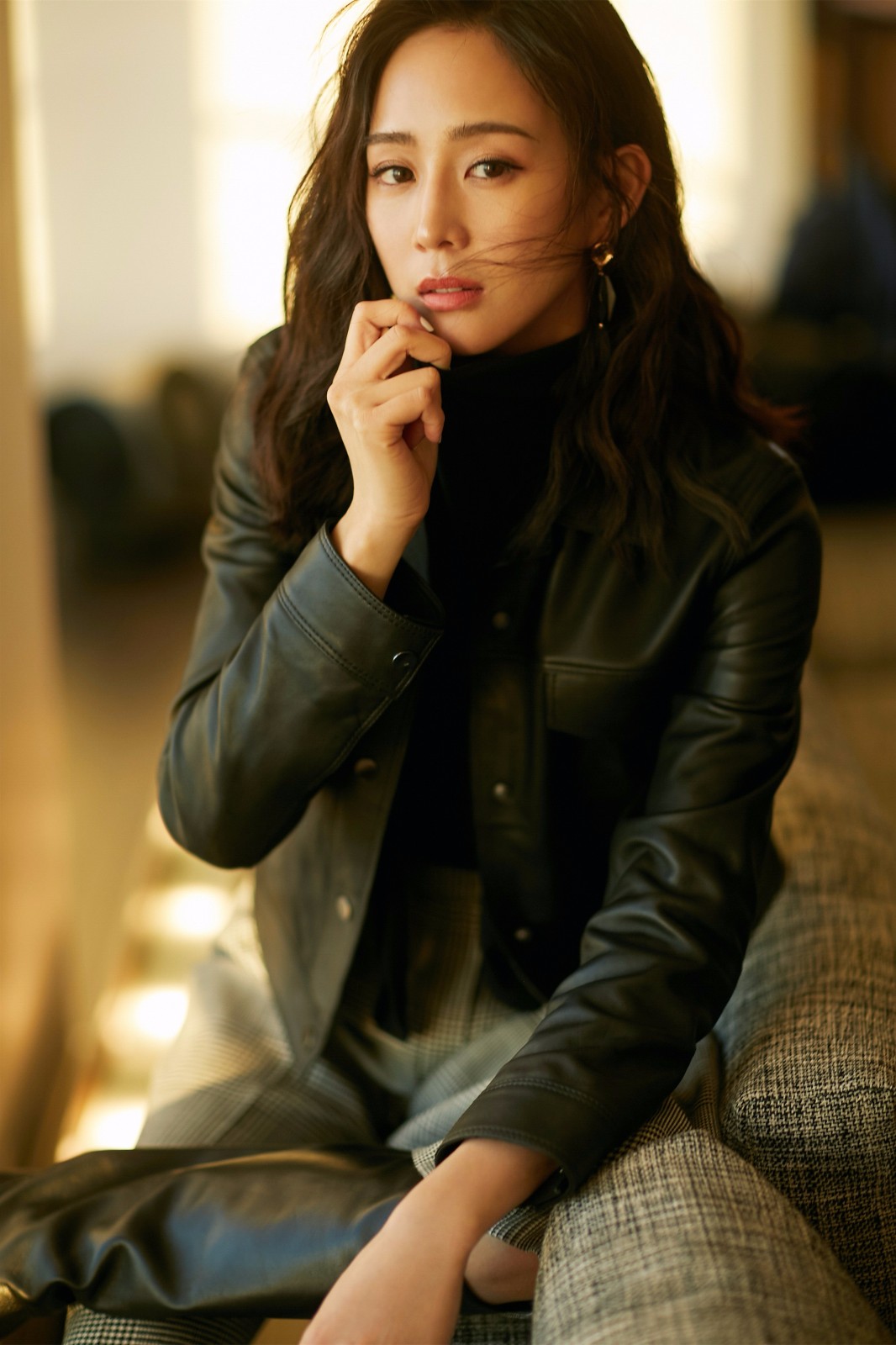 张钧甯出席品牌秋冬时装秀 可盐可甜变身帅气酷girl