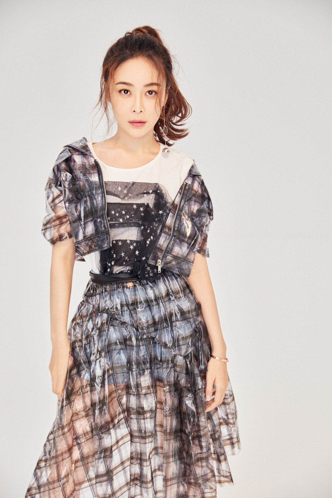 李羿瑄夏日写真来袭 时尚装扮文艺性感两不误__财经头条