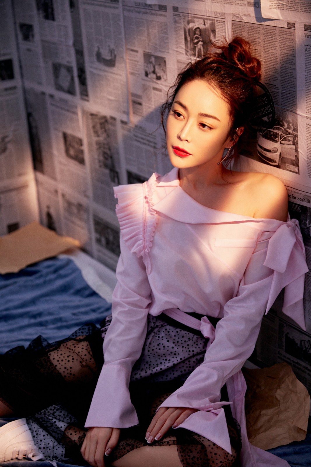 李羿瑄夏日写真来袭 时尚装扮文艺性感两不误__财经头条