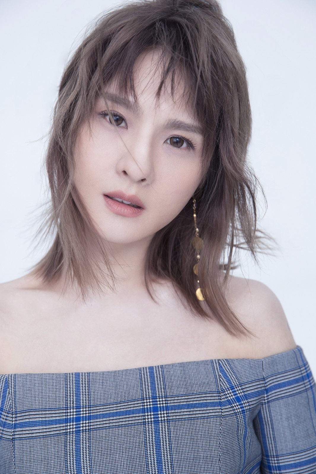 郭静光影大片惊艳来袭 跳脱舒适圈签约飞宝传媒